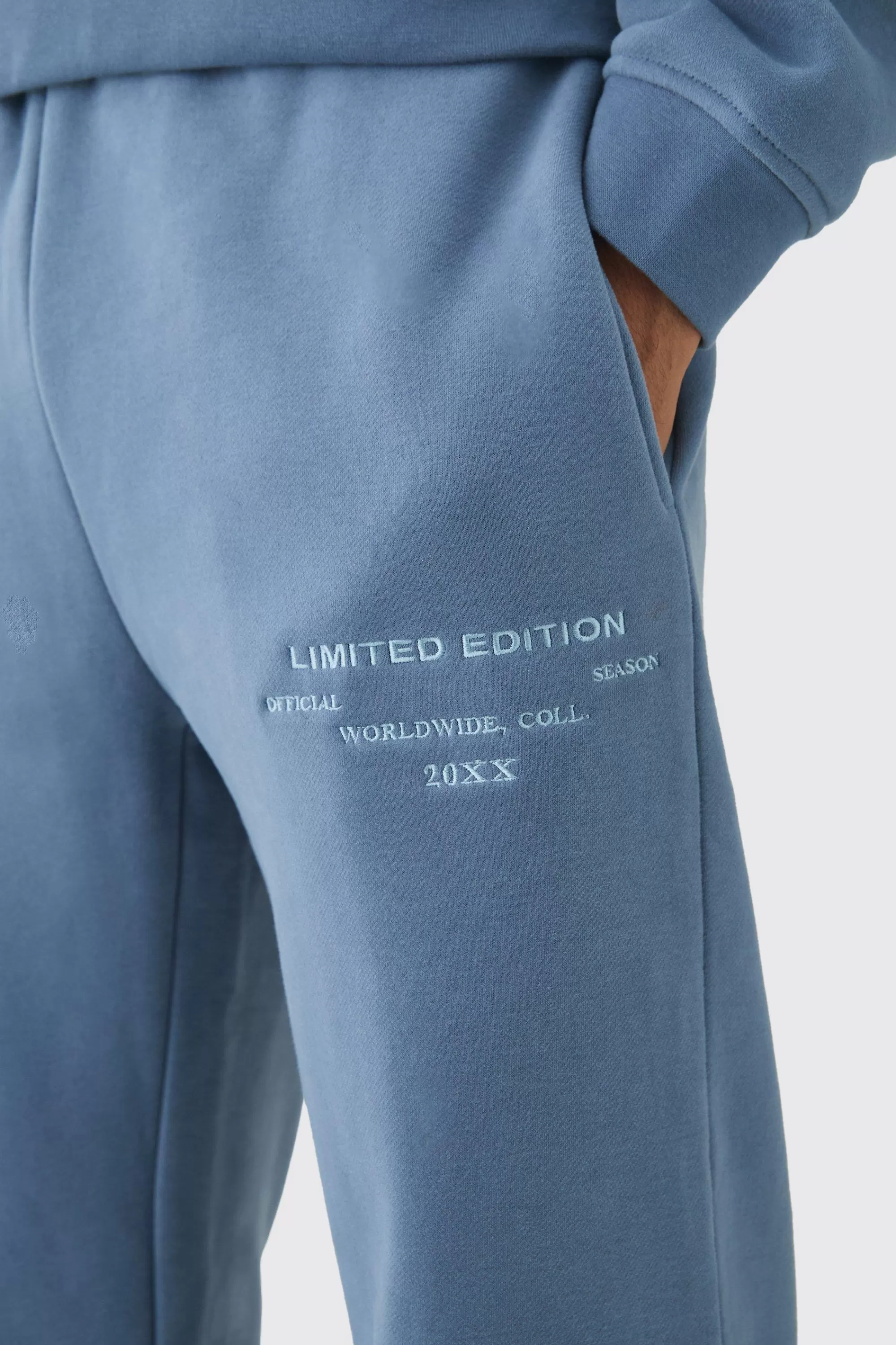 boohooMAN 330GSM Regular Fit Split Hem Jogger With Woven Badge | UK
