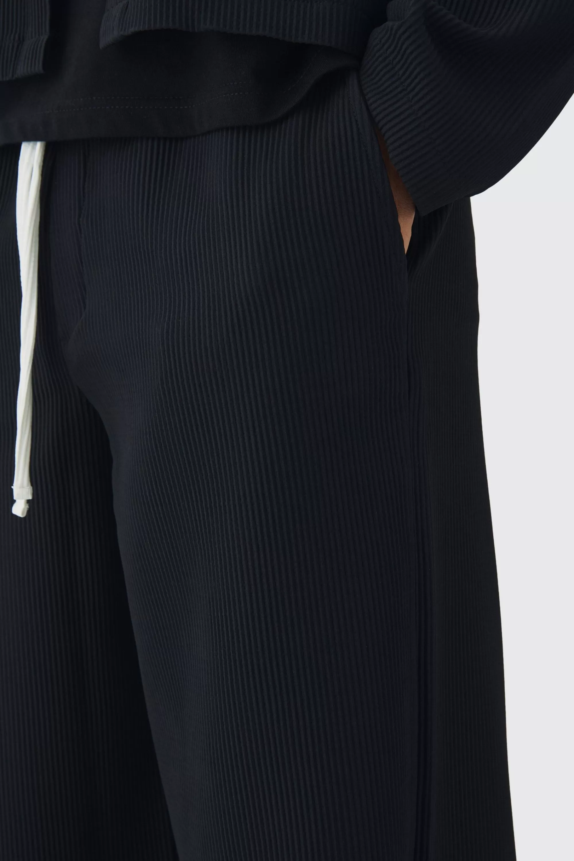 boohooMAN Elastic Waist Baggy Fit Contrast Drawcord Pleated Trouser | UK