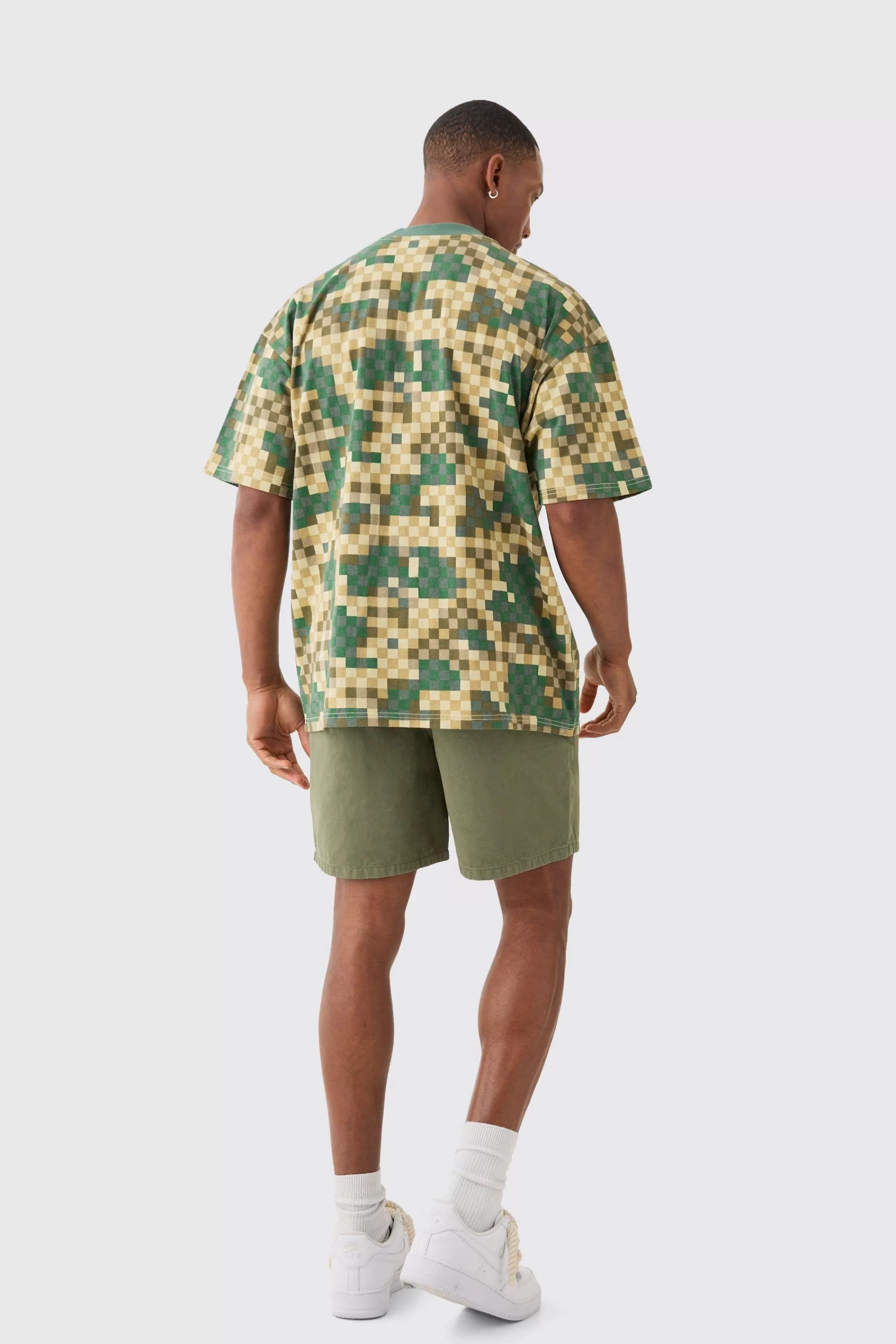 boohooMAN Elasticated Waist Applique Short Length Relaxed Shorts | UK