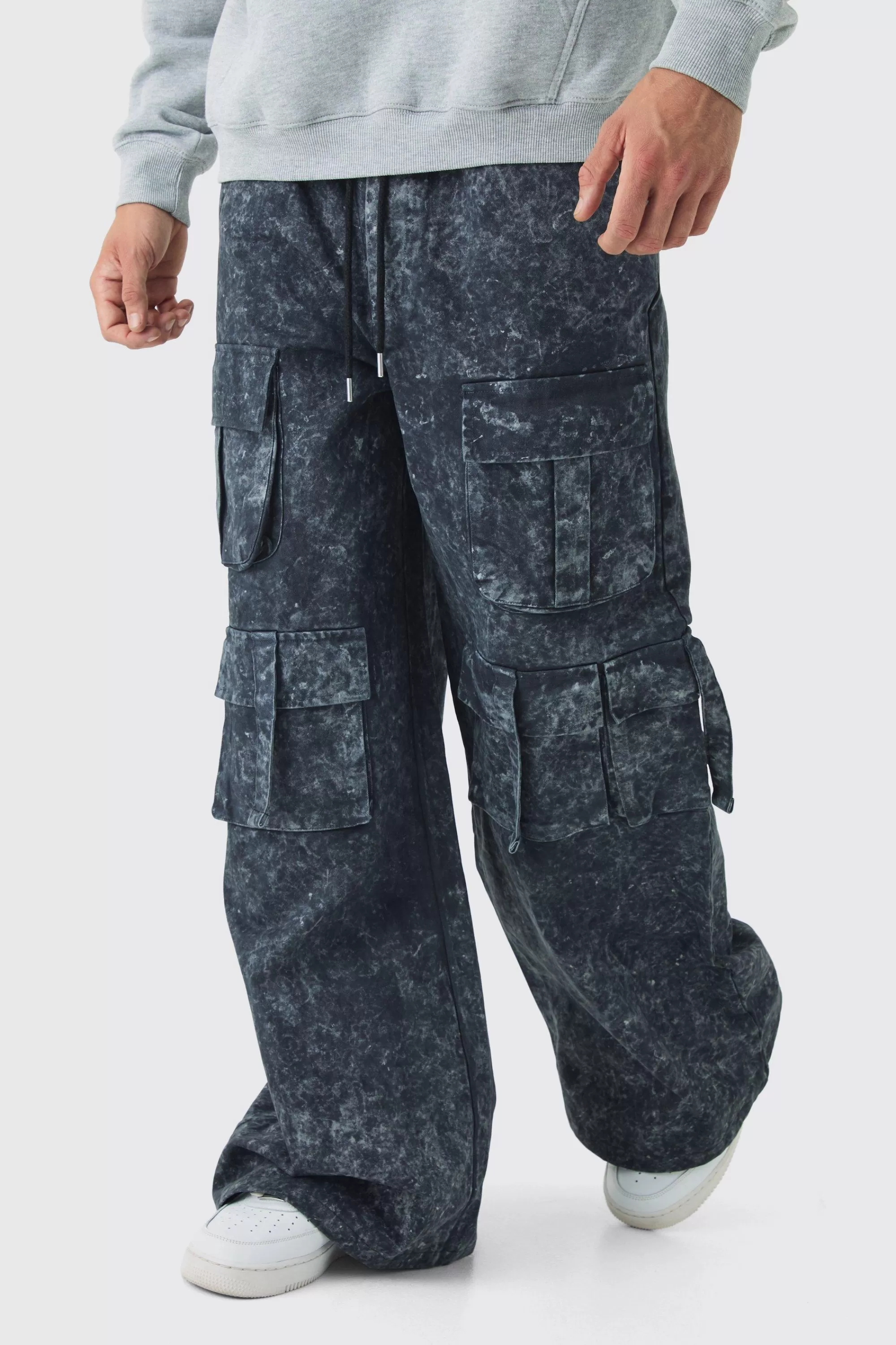 boohooMAN Elasticated Waist Extreme Baggy Heavyweight Washed Multi Cargo Trousers | UK