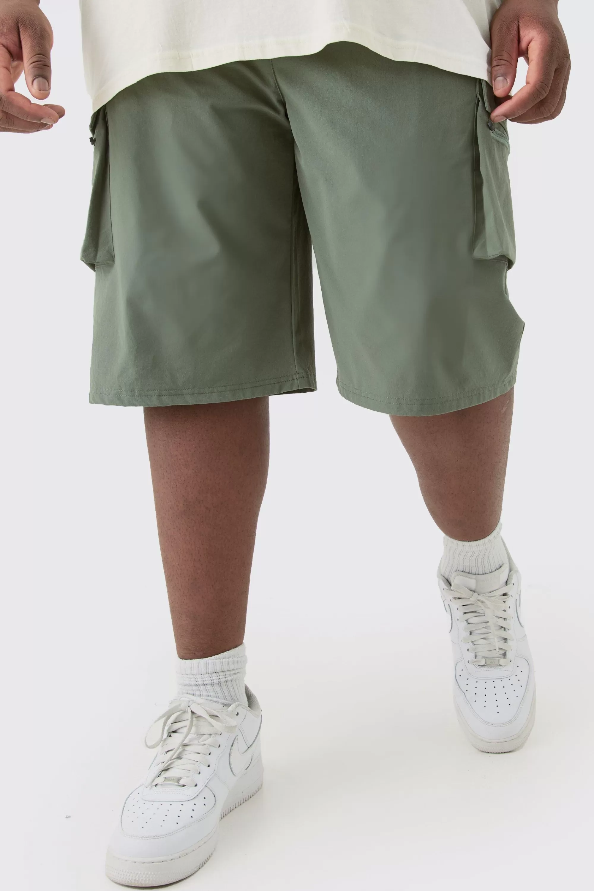 boohooMAN Plus Elasticated Waist Relaxed Lightweight Stretch Cargo Short | UK