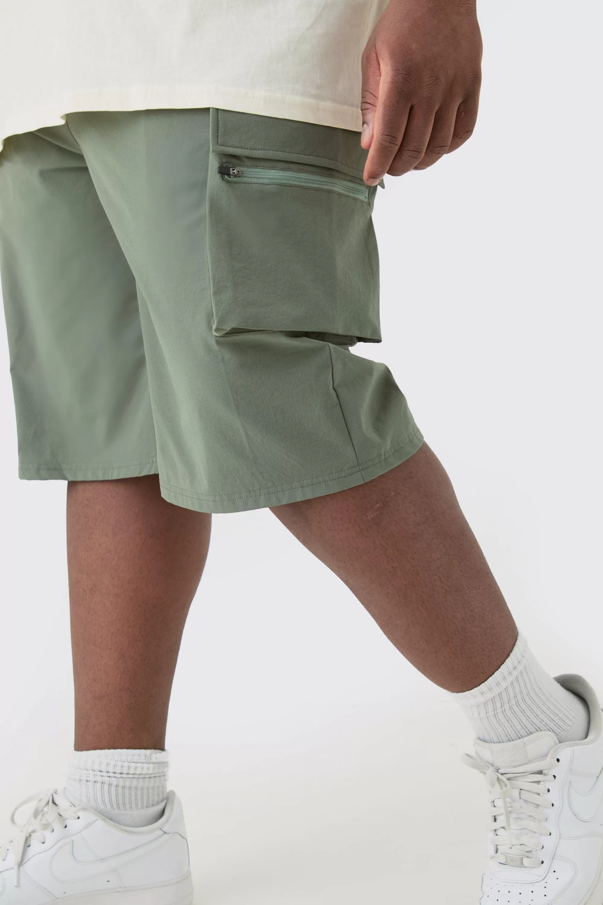 boohooMAN Plus Elasticated Waist Relaxed Lightweight Stretch Cargo Short | UK