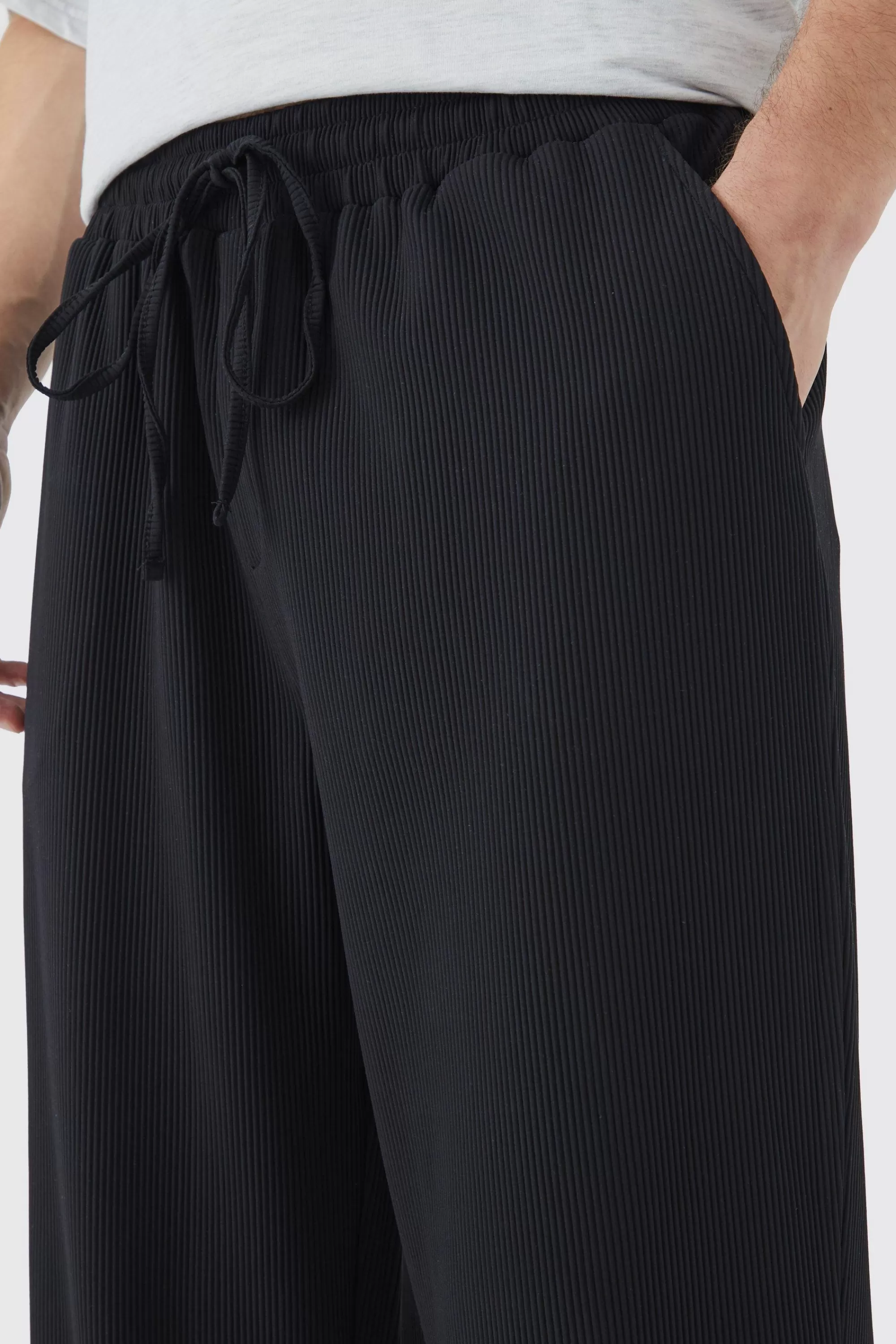 boohooMAN Tall Elastic Waist Relaxed Fit Cropped Pleated Trouser | UK
