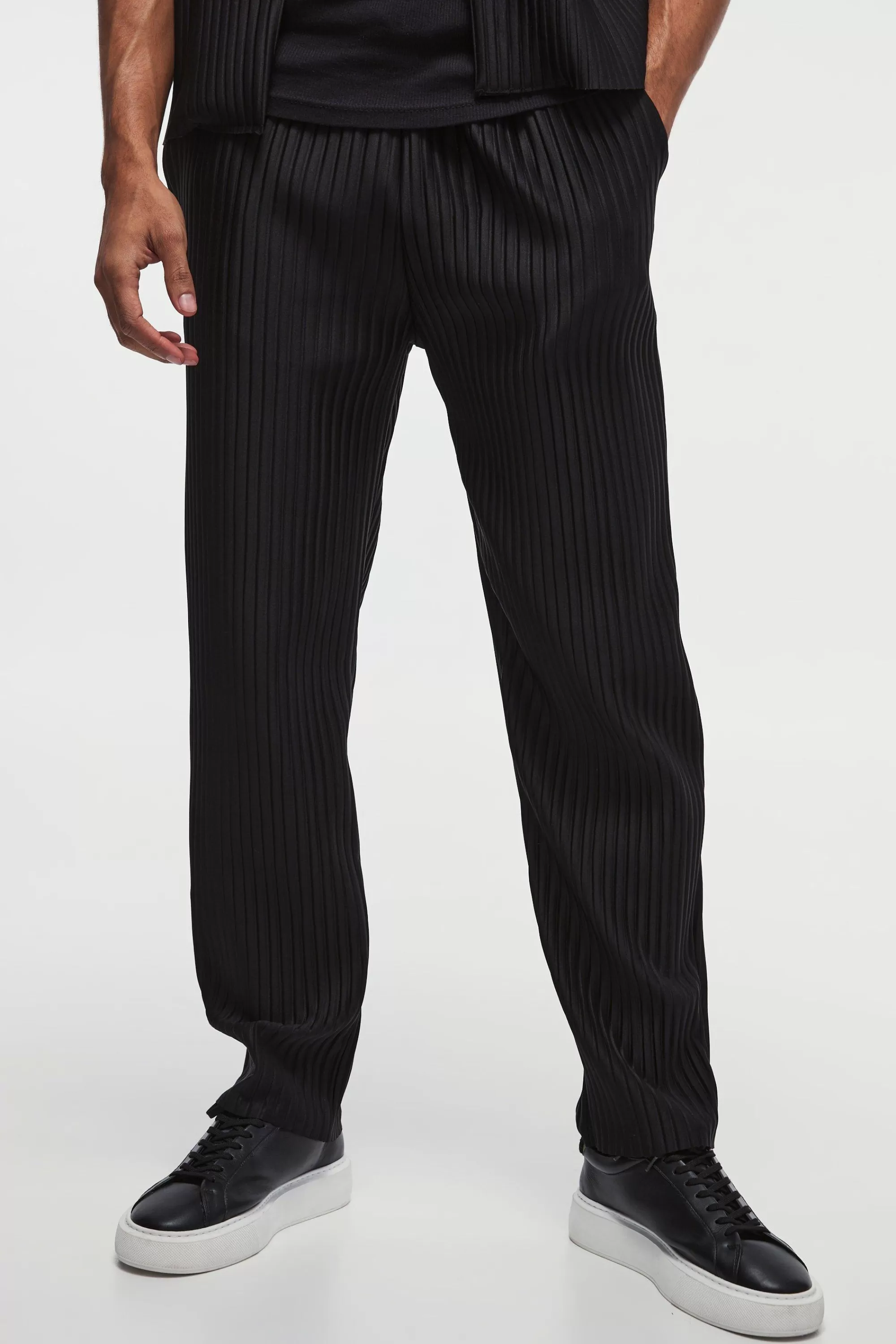 boohooMAN Tapered Fit Elasticated Waist Pleated Trouser | UK