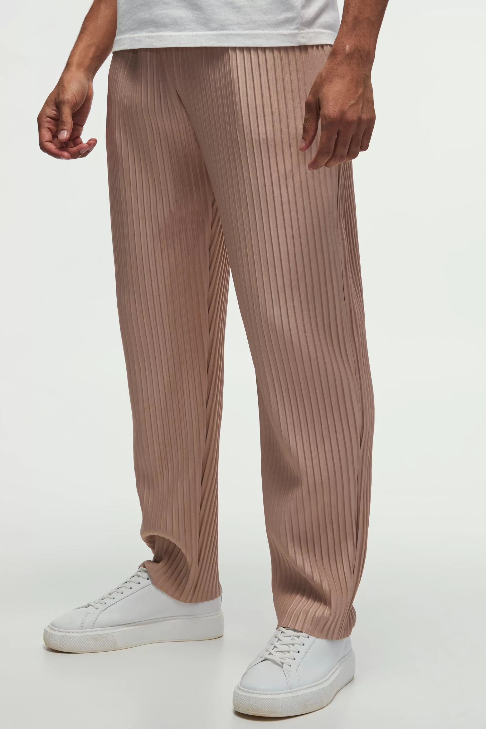 boohooMAN Tapered Fit Elasticated Waist Pleated Trouser | UK