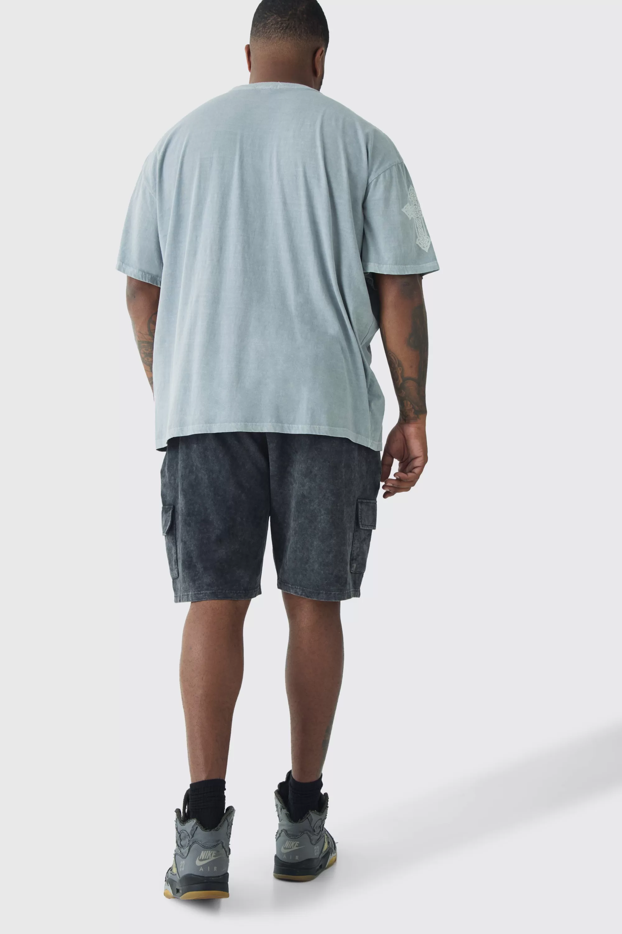 boohooMAN Plus Pour Homme Cross Printed T-shirt In | UK grey Shop