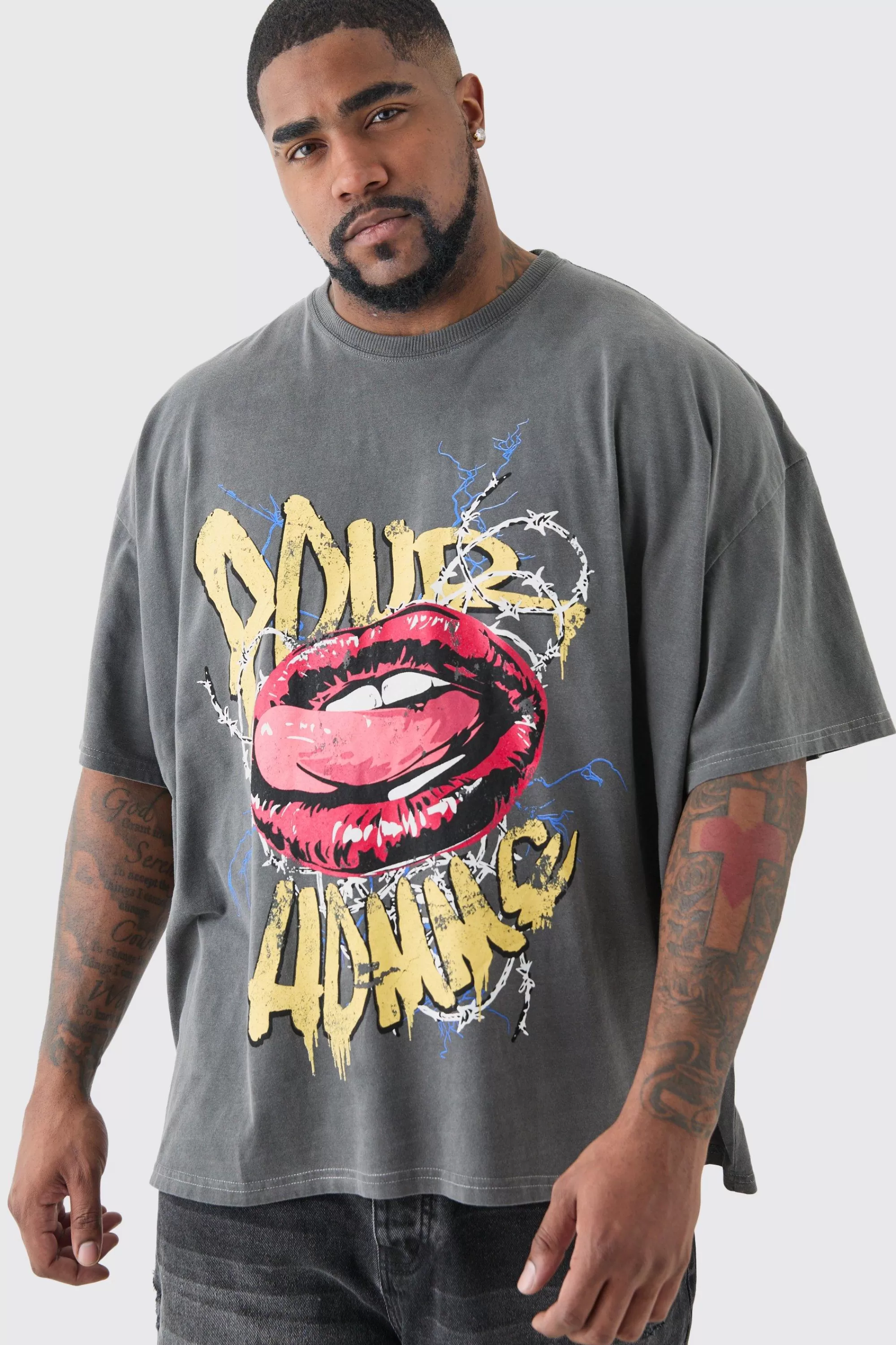 boohooMAN Plus Pour Homme Lips T-shirt In Acid Wash | UK grey Clearance