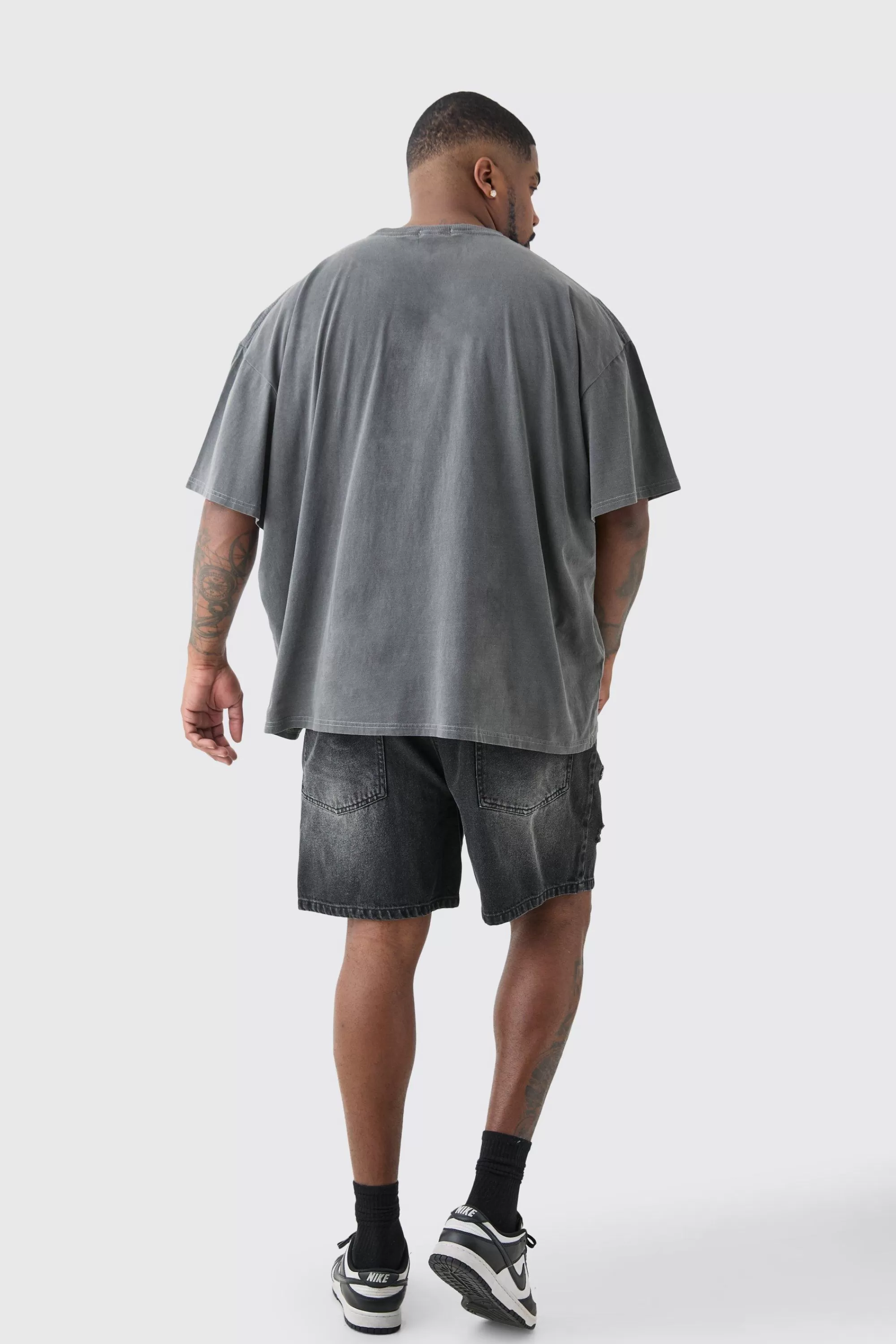 boohooMAN Plus Pour Homme Lips T-shirt In Acid Wash | UK grey Clearance