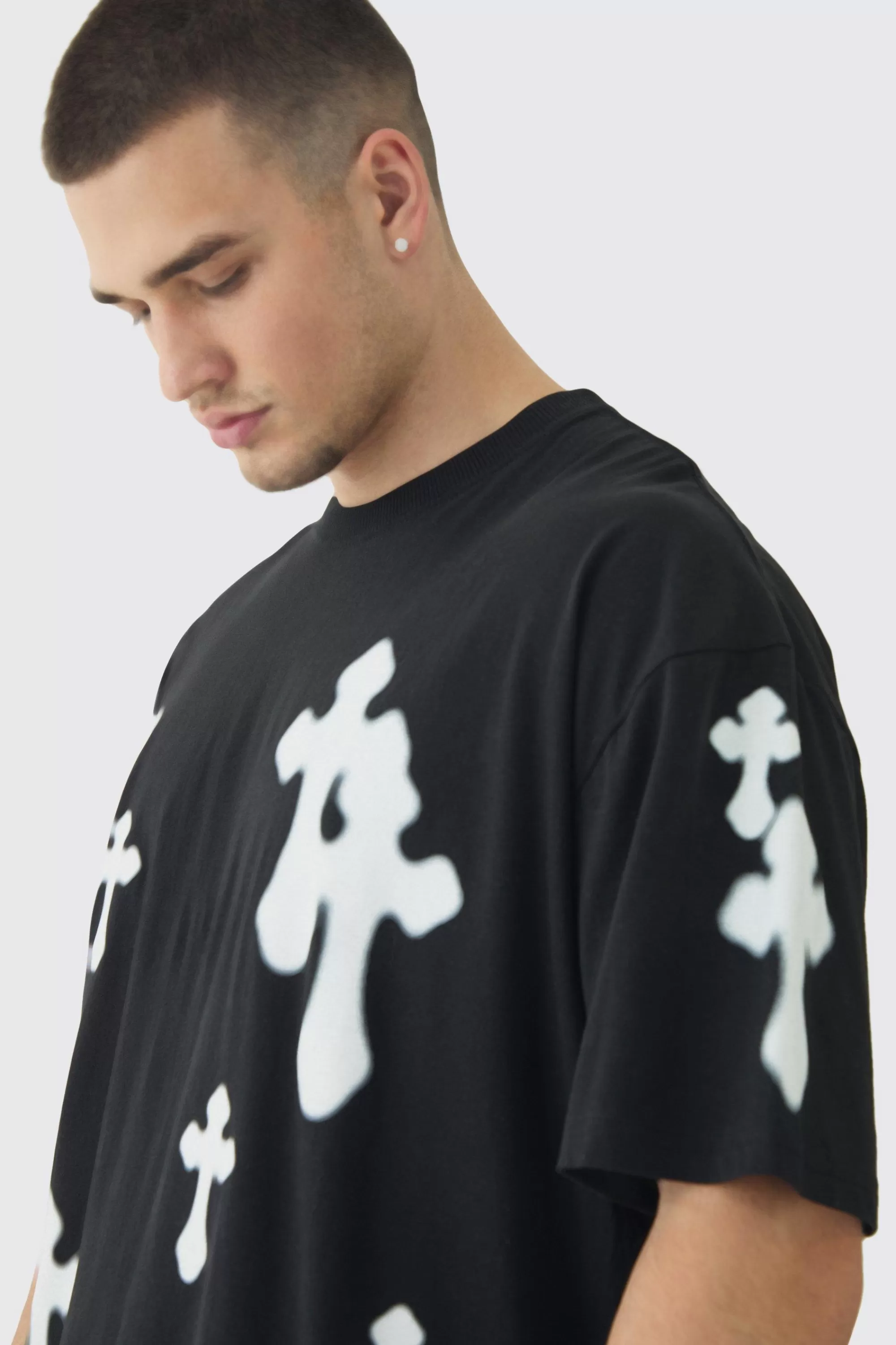 boohooMAN Tall Oversized Airbrush Cross Print T-Shirt | UK black Hot
